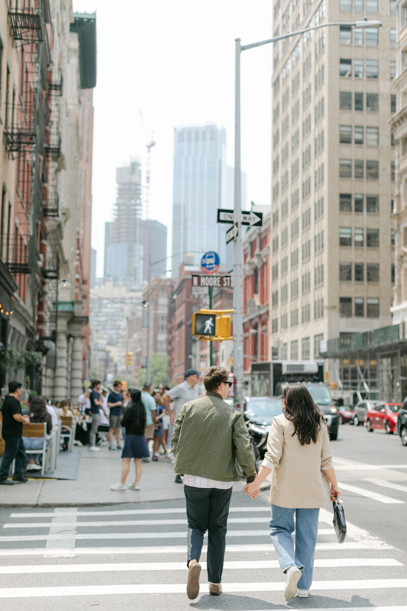 couple-walking-nyc-sidewalk