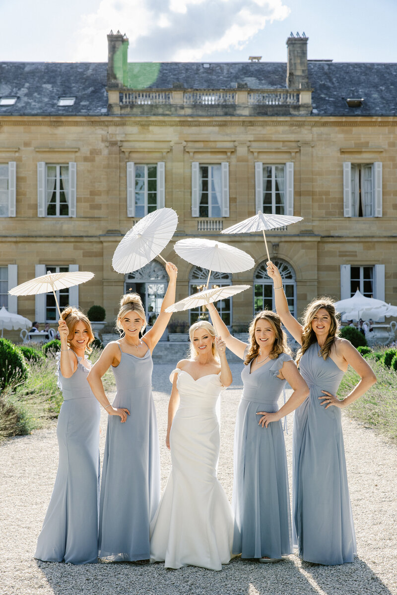 bridesmaids-parasols-chateau-wedding-france