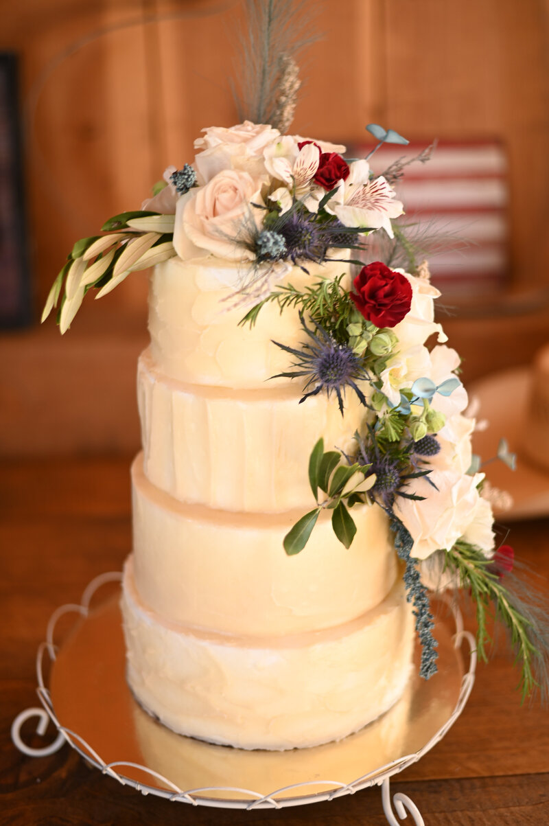 Wedding cake with tiers and fresh florals. 