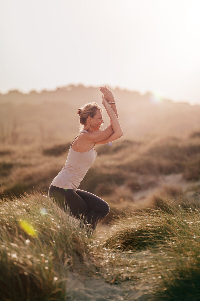 Sylke in Garudasana / Adler vor der untergehenden Sonne
