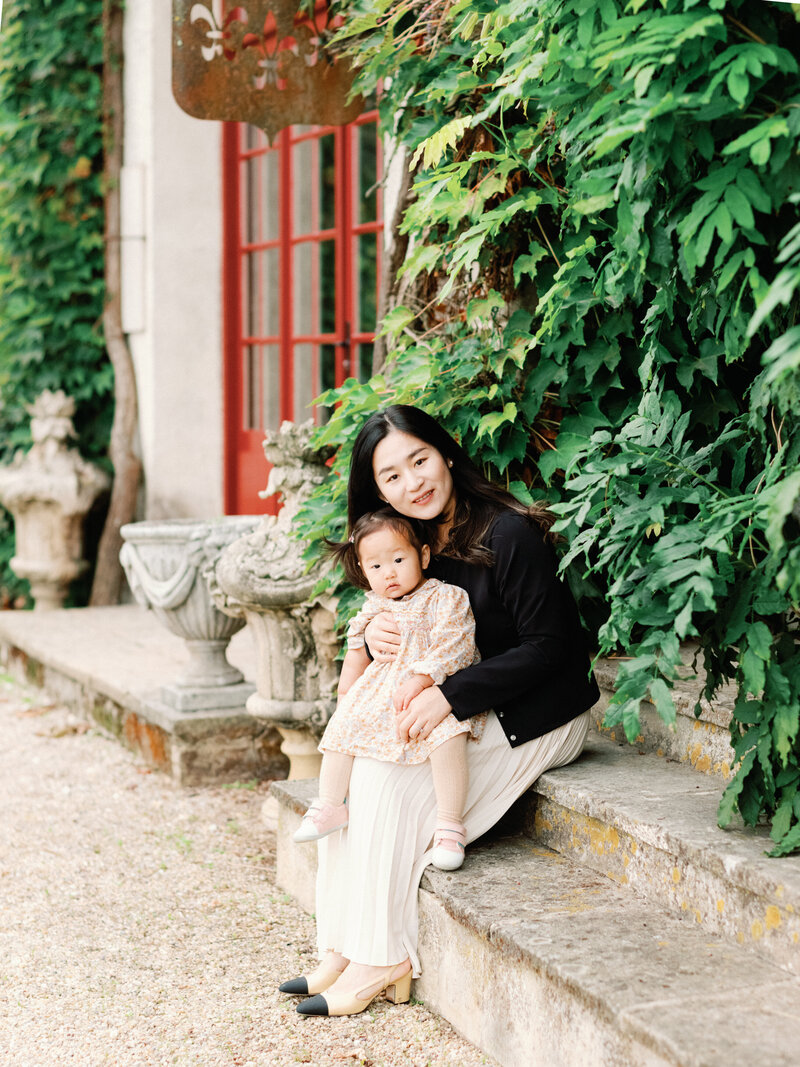 Mother and girl sitting in the stairs of the château Smith Haut Lafitte, Portrait Photoshoot Film Photography