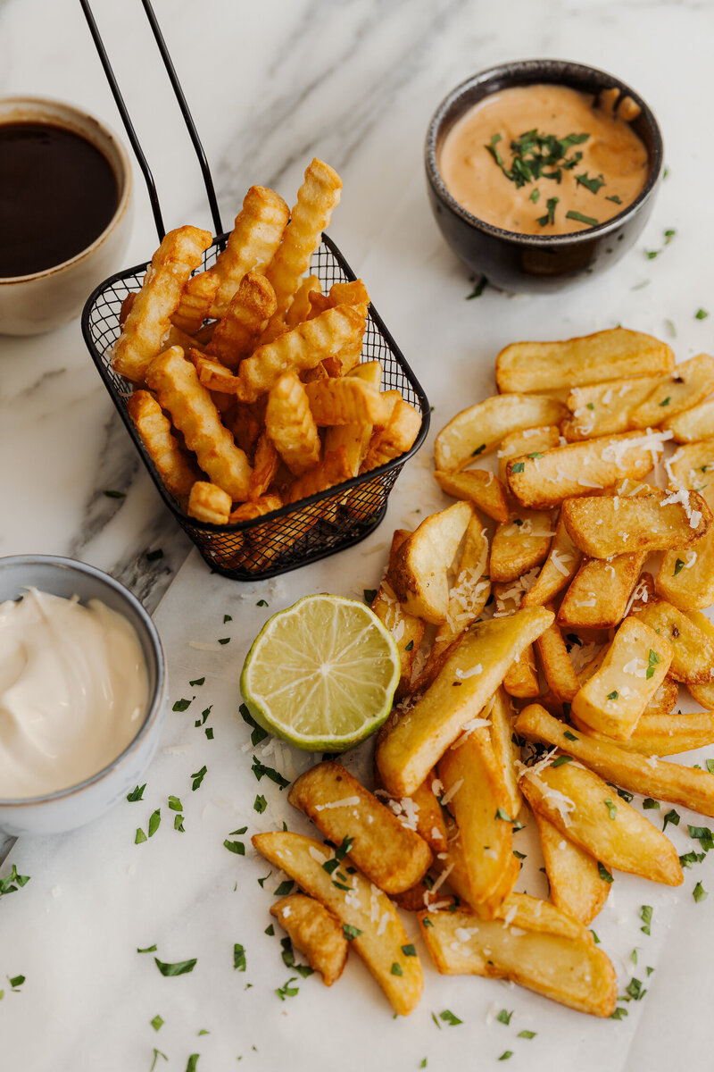 kaboompics_golden-crinkle-cut-fries-with-creamy-dip-37381