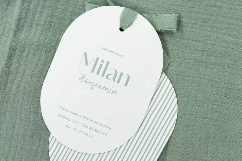 Ovaal-geboortekaartje-met-kleine-streepjes-en-strik-Milan-20