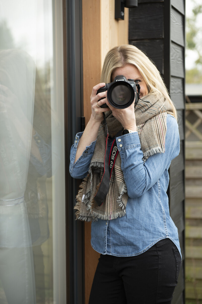 KATE MCNEIL OUTSIDE THE STUDIO TAKING PHOTOS WITH CANON CAMERA