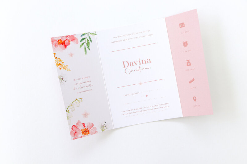 Tweeluik-geboortekaartje-Davina-met-waterverf-bloemen-goudfolie-10