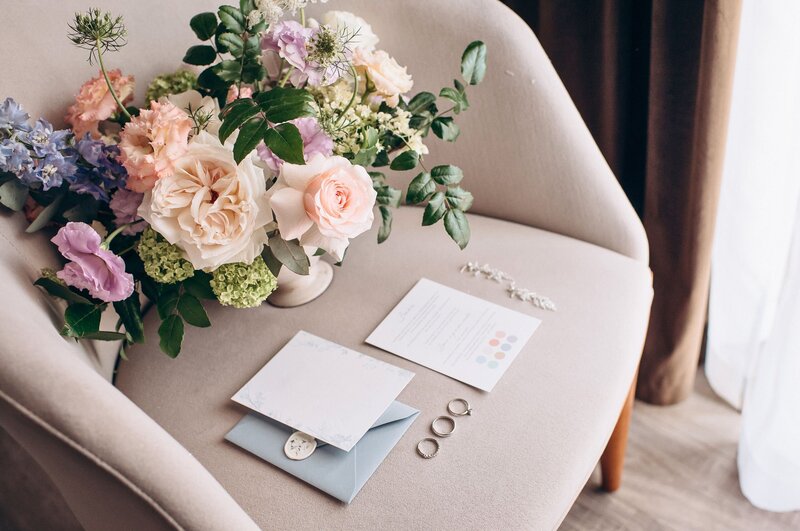 Details of the wedding day in a flat lay.