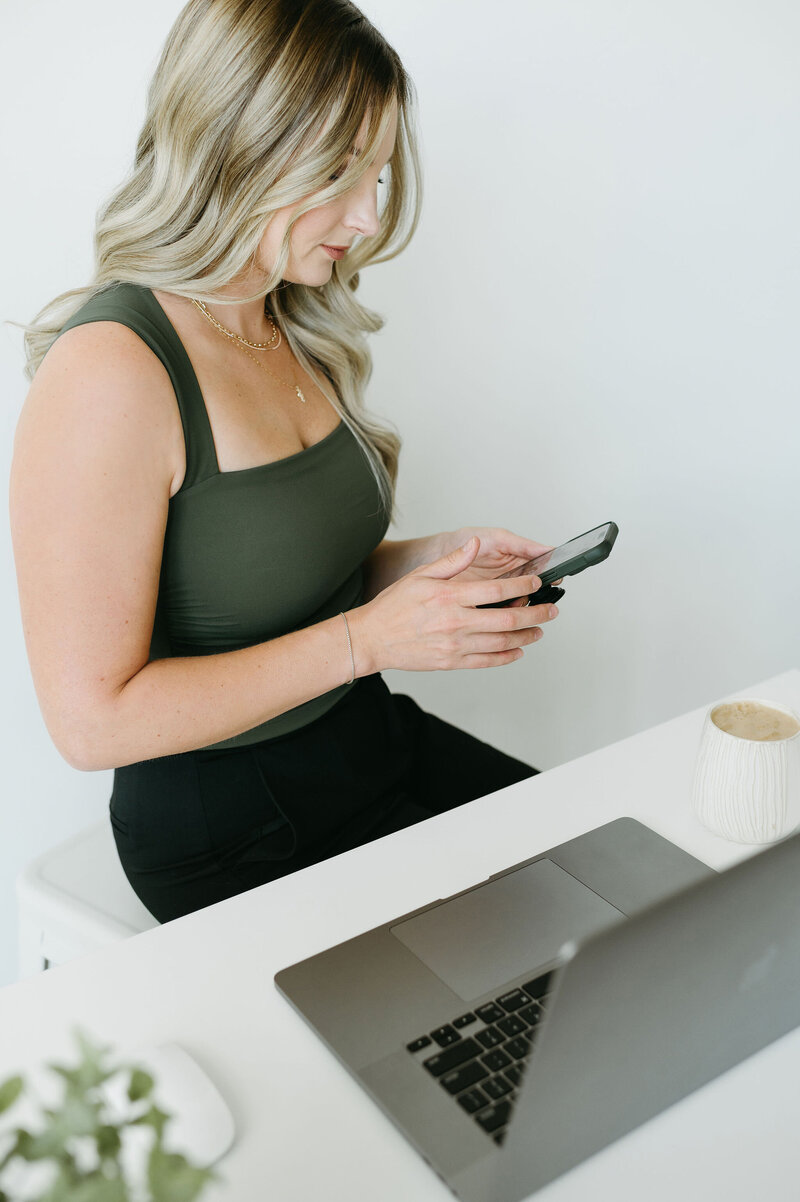 Karly Whitaker helping creative entrepreneurs with HoneyBook setup and support.