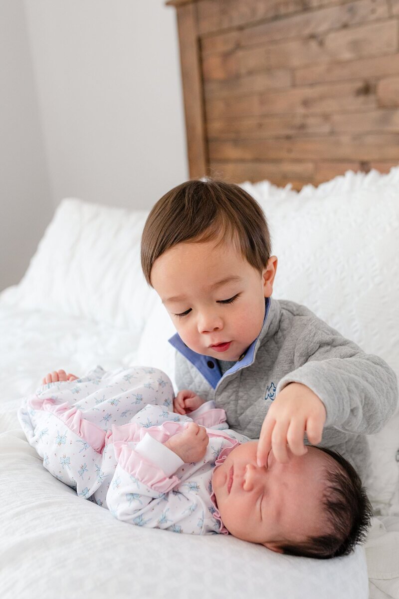 newborn-sister-newborn-baby-home-session-greenville-eastside-14