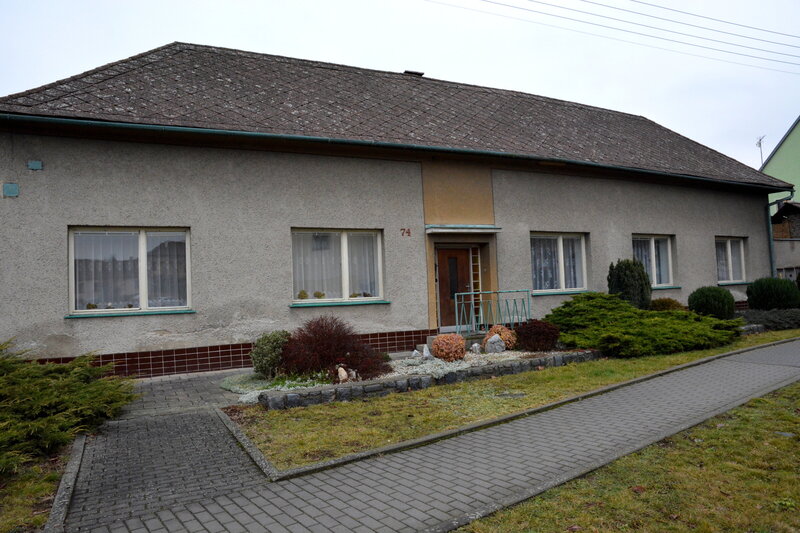 Původní stav domu – fasáda a zahrada před rekonstrukcí kliniky Dolany