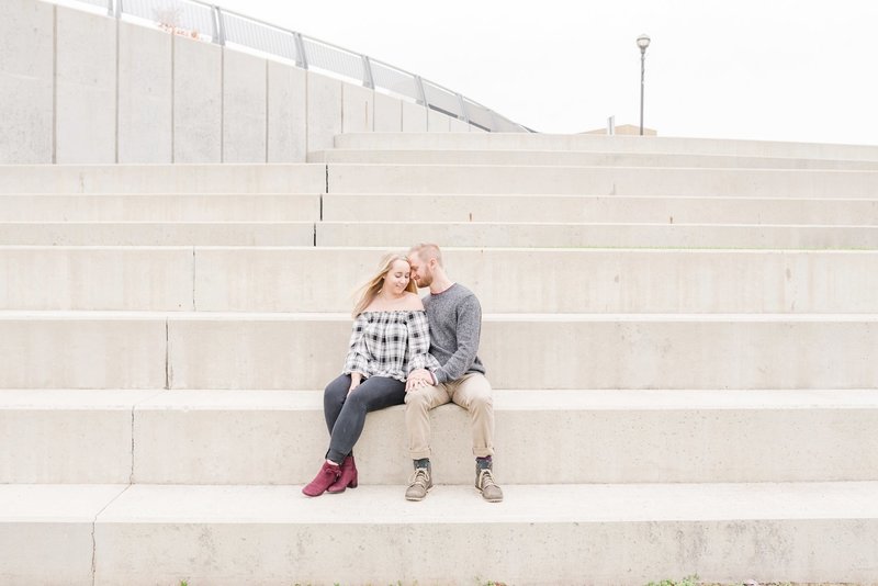 downtown-columbus-ohio-fall-engagement-photos-at-the-scioto-mile_1124