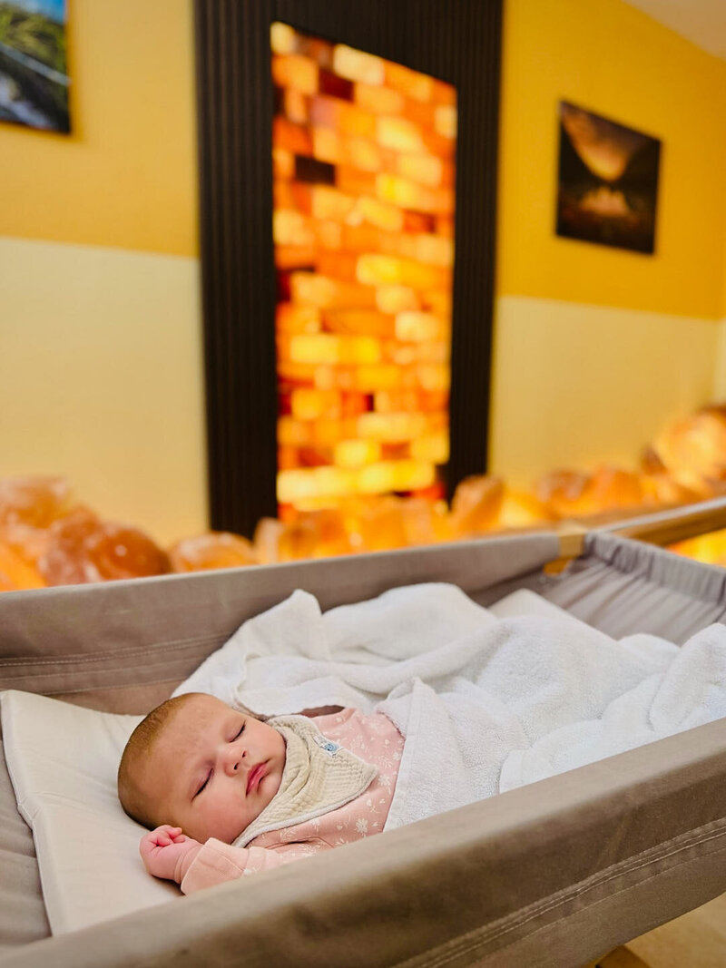 Schlafendes Baby im Salzraum