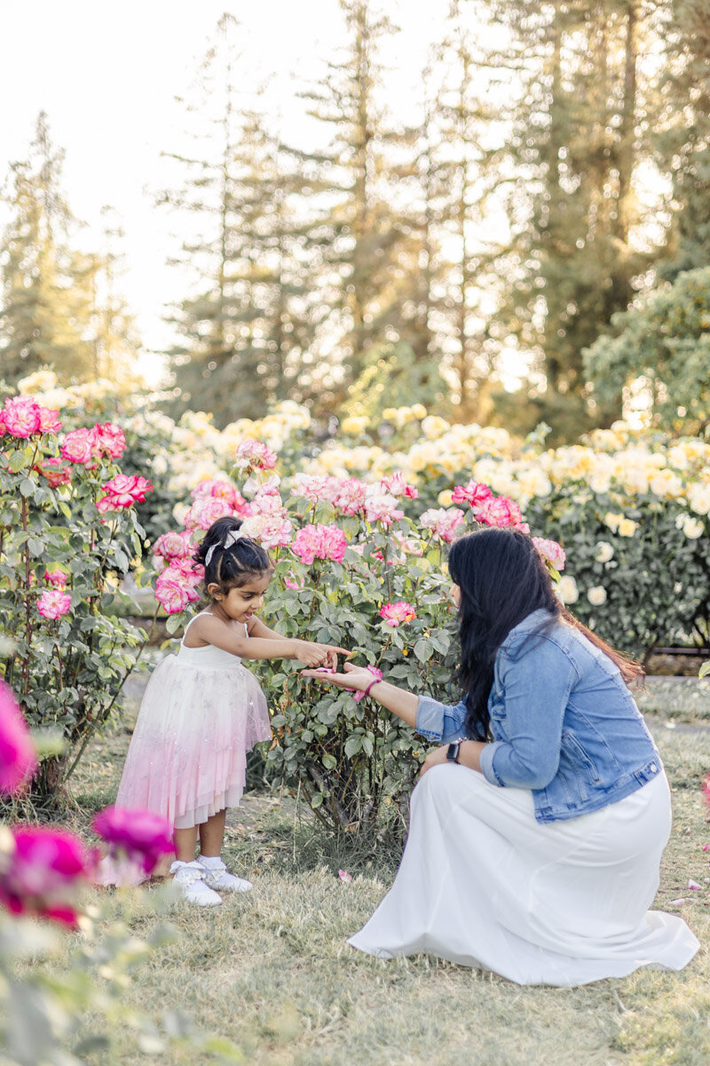 candid-interaction-mommy-daughter-rose-garden