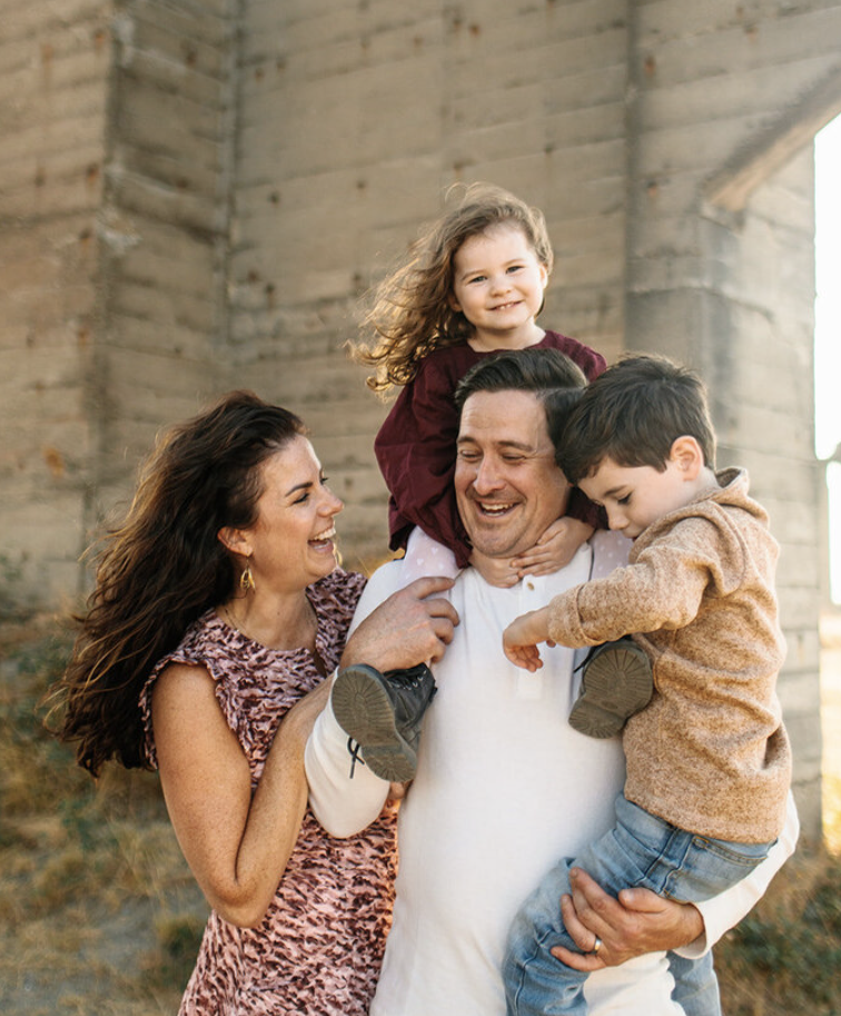 family photographer mentor with family