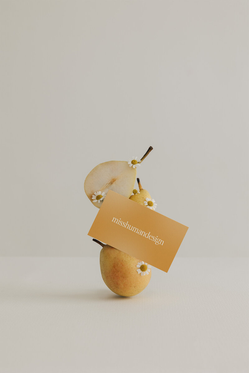 Briefpapier en dubbelzijdige visitekaartjes in natuurlijke kleuren voor orthomoleculair diëtist Nona Kerremans, zorgvuldig ontworpen door Studio Vers.