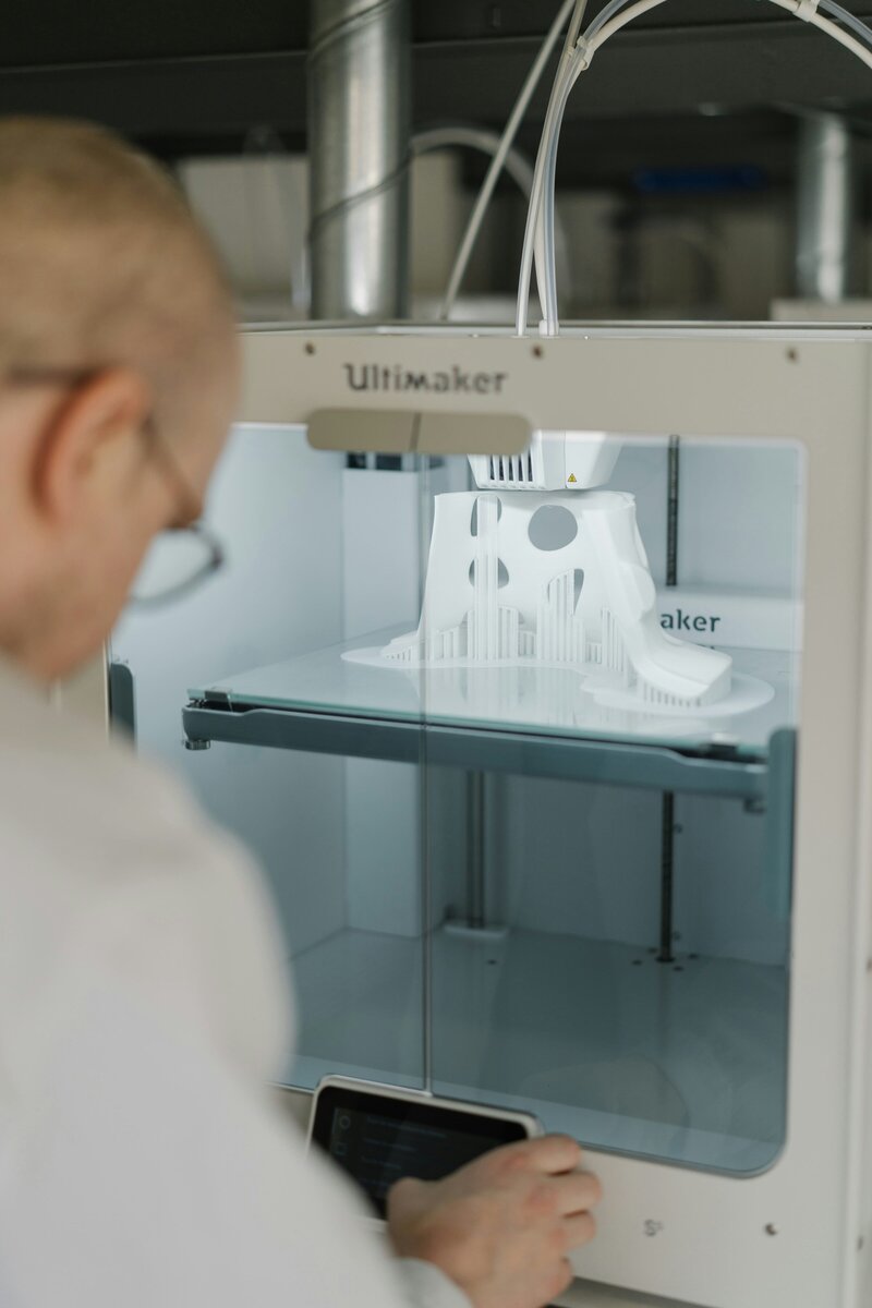 Imprimante 3D ULTIMAKER S5, une technologie FDM avancée utilisée par DP PROD 3D pour créer des pièces précises et durables.