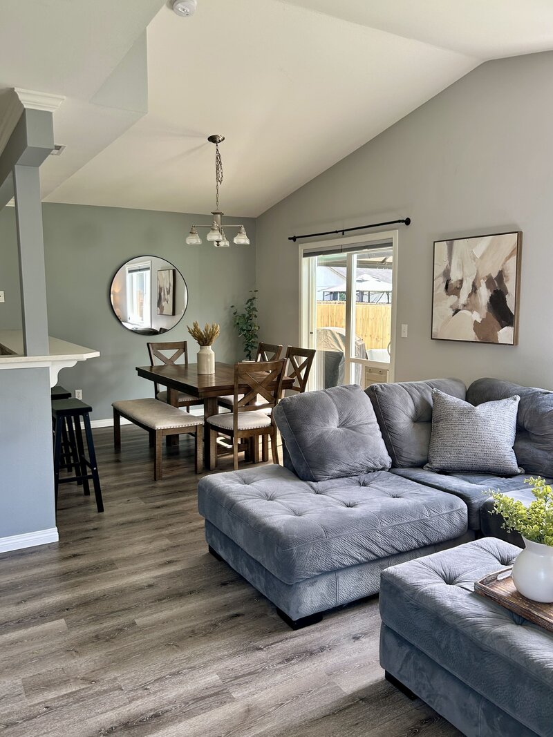 occupied-home-staging-marysville-great-room-modernmollusk-1