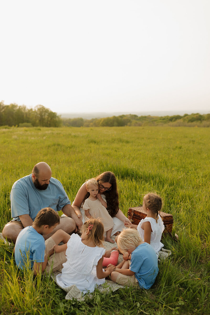 family picnic during spring family photos in mount horeb wisconsin