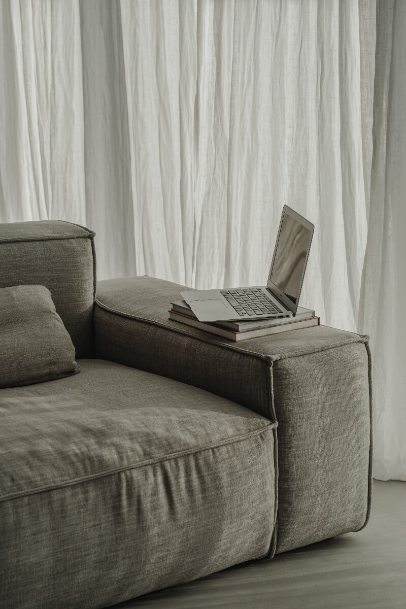 kaboompics_home-office-on-the-sofa-books-laptop-macbook-29692resize