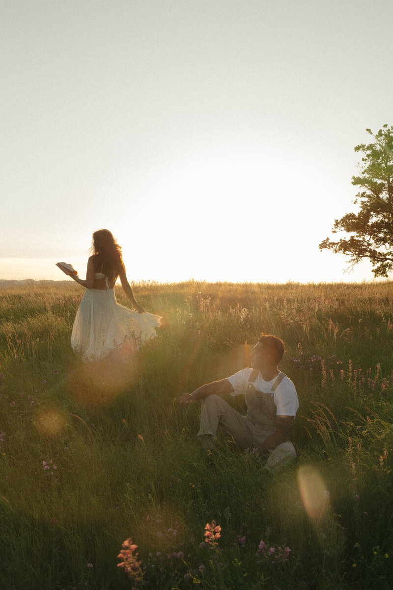 couples-storytelling-engagement-session-field-photoshoot-inspiration-dawn-photo-19