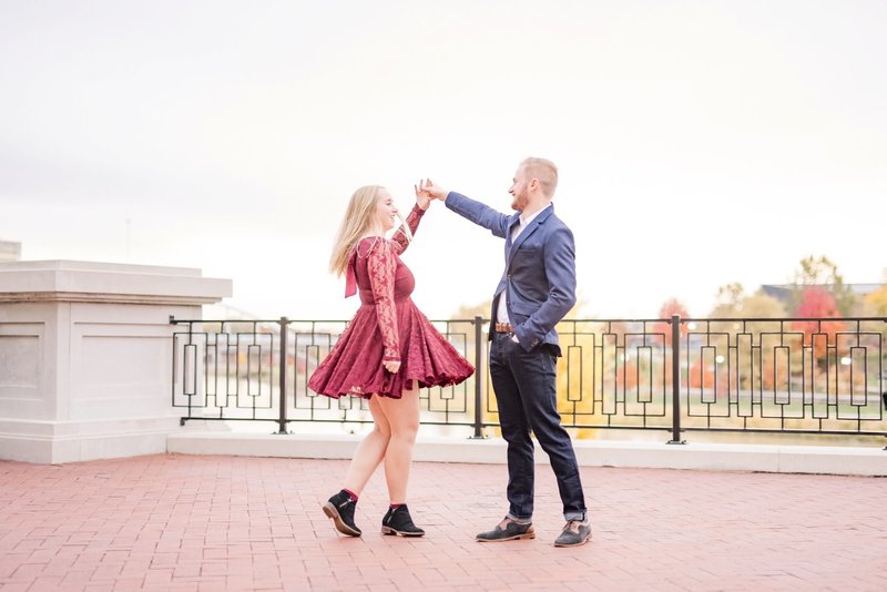 downtown-columbus-ohio-fall-engagement-photos-at-the-scioto-mile_1159