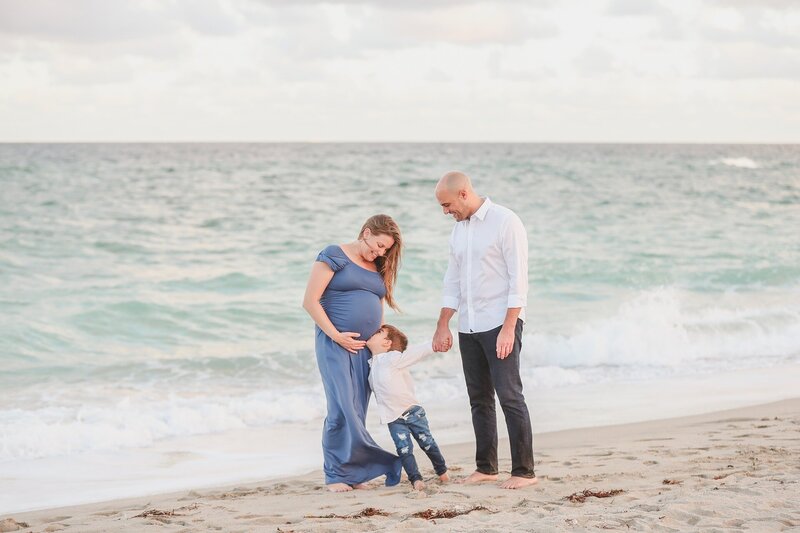 maternity-beach-sibling-kissing-belly