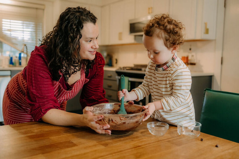 in home holiday cookie decorating family portrait session in Eugene, Oregon