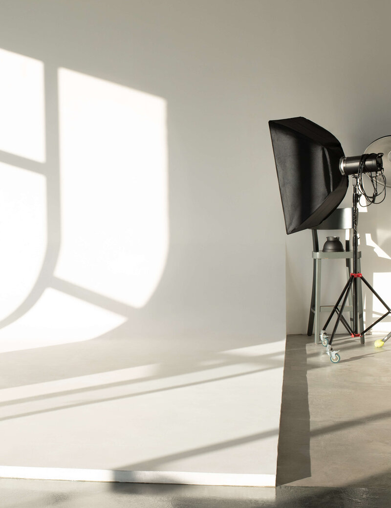 photo-studio-with-cyclorama-equipment-sunset-sunlight-with-shadow (1)