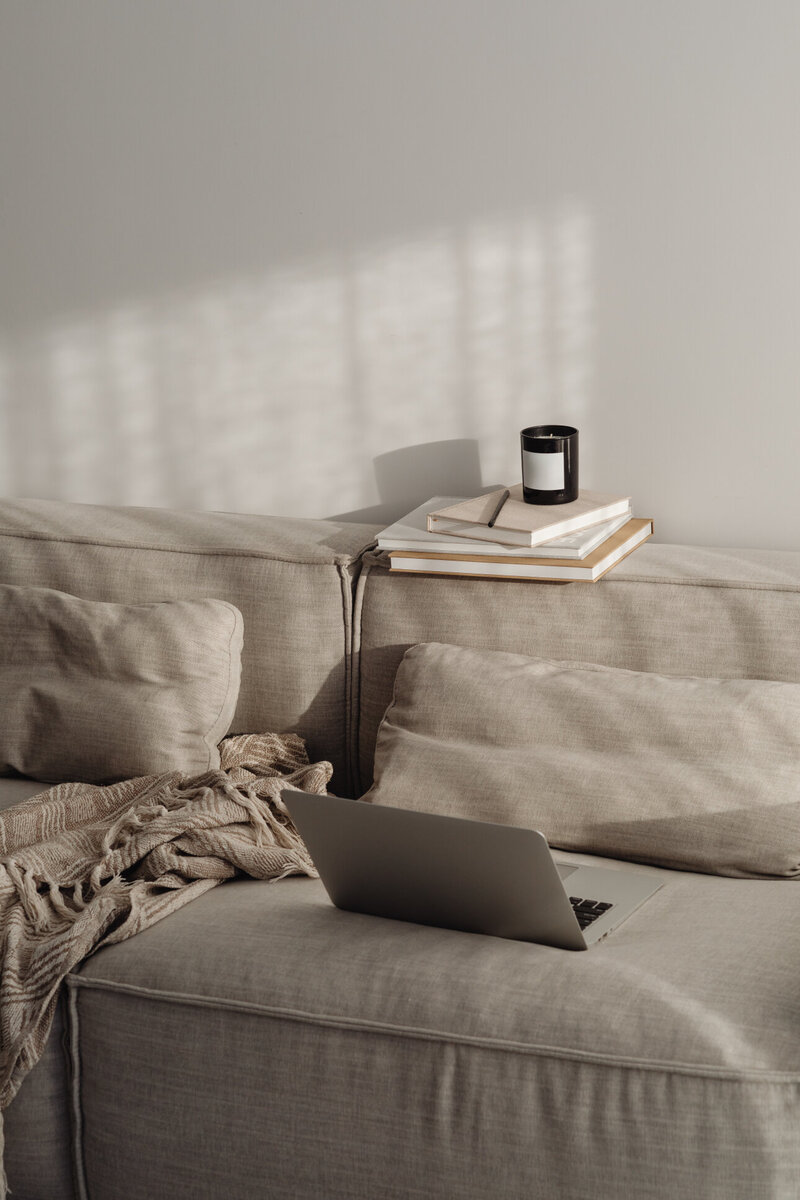 kaboompics_home-office-on-the-sofa-laptop-books-29669