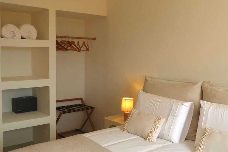 Bett in einer Wohnung an der Algarve