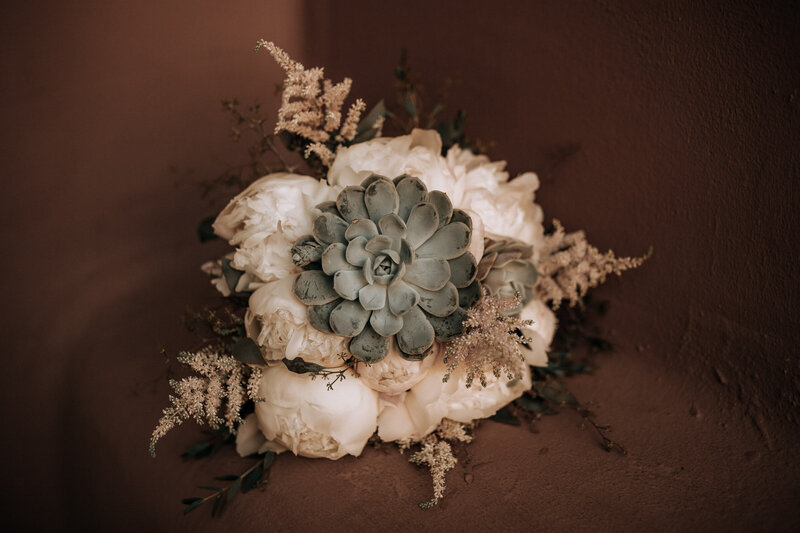 wedding bouqet with succulents and white flowers