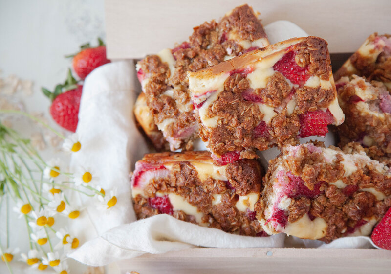 strawberry-cheesecake-oatmeal-bars-1