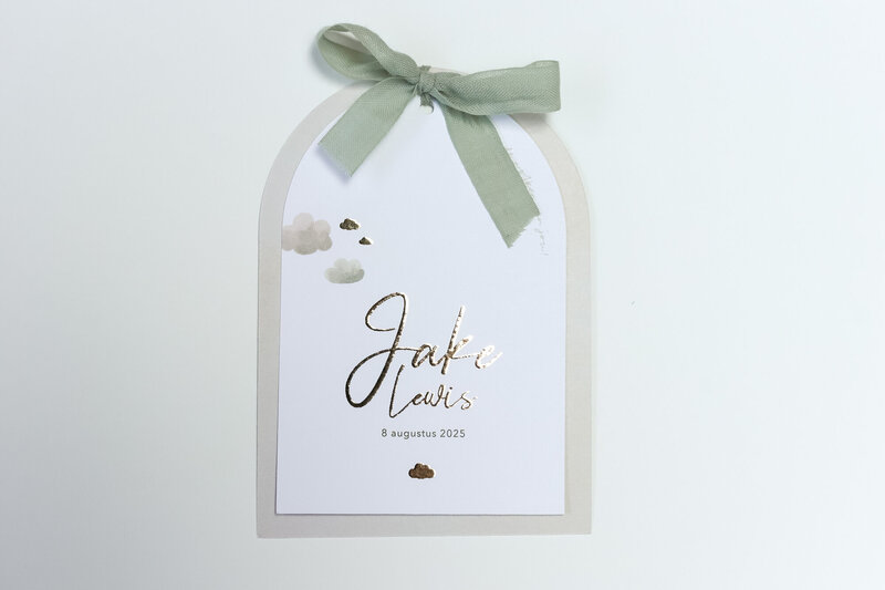 Label-geboortekaartje-Jake-met-wolken-goudfolie-en-strik