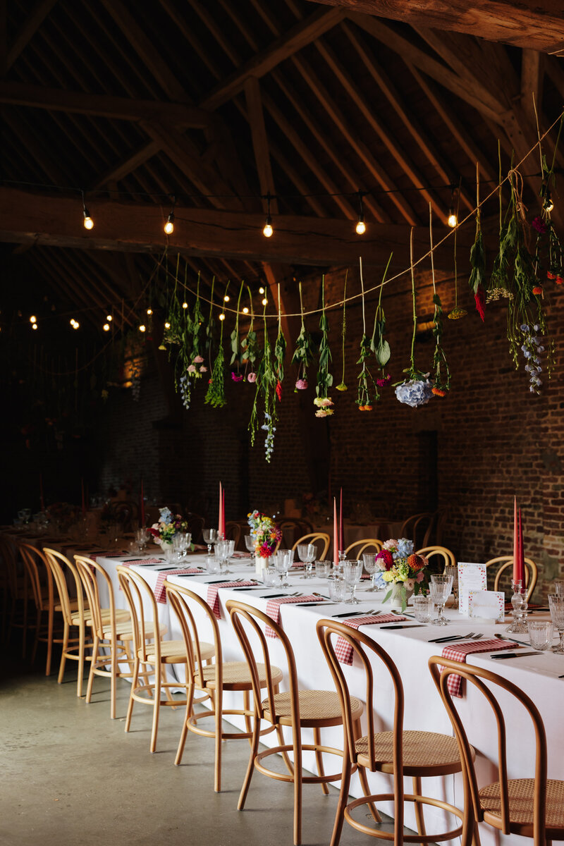 styling trouwfeest diner voor een trouwfeest in West-Vlaanderen, met rustieke en veel kleurijke bloemen