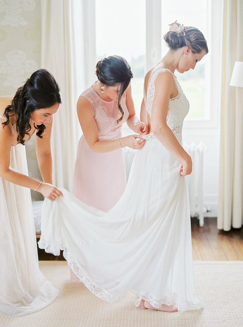 bride-getting-ready-France-Wedding-Stephanie-Brauer