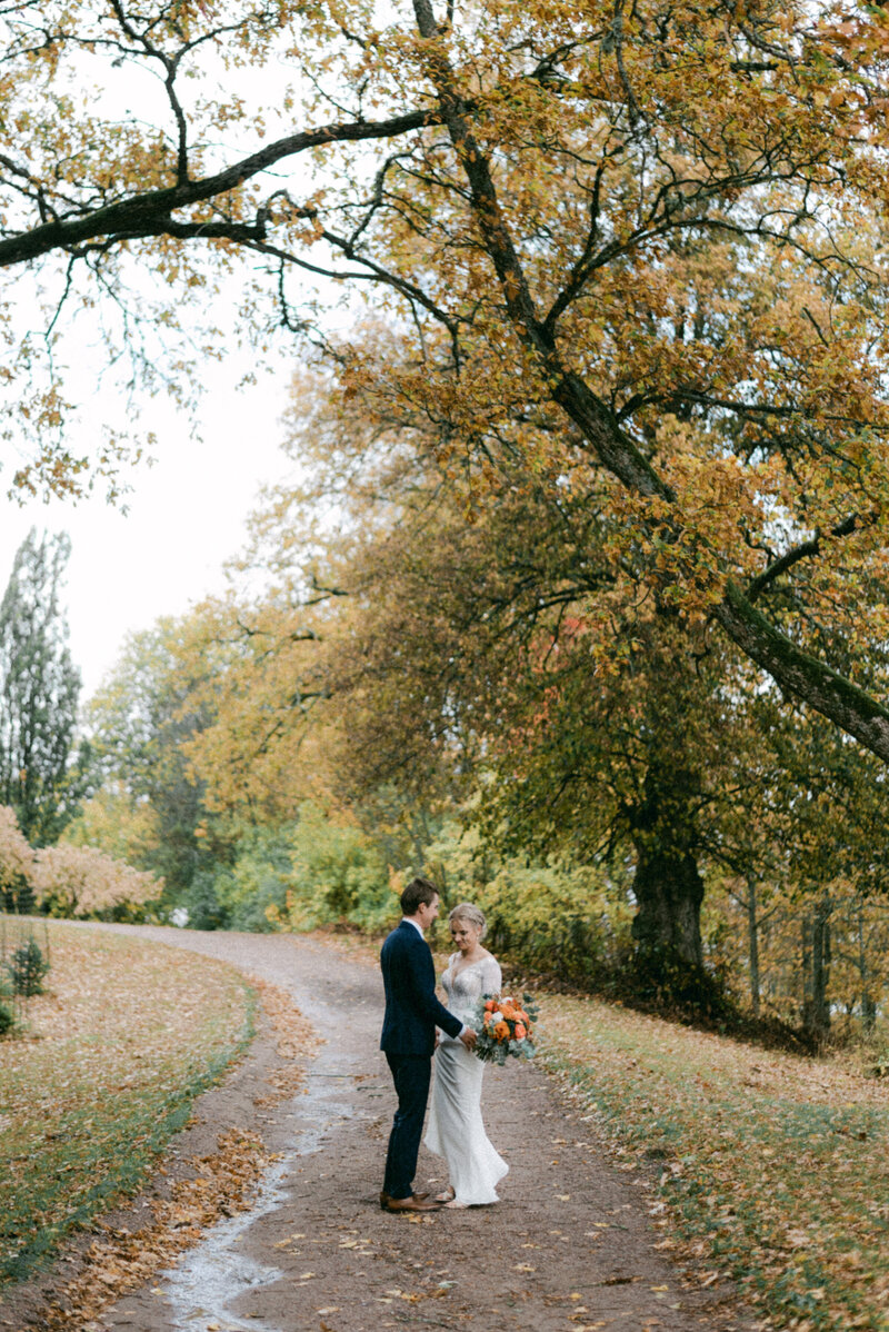 A romantic photograph of a wedding couple in the autumn in Oitbacka gård captured by wedding photographer Hannika Gabrielsson in Finland