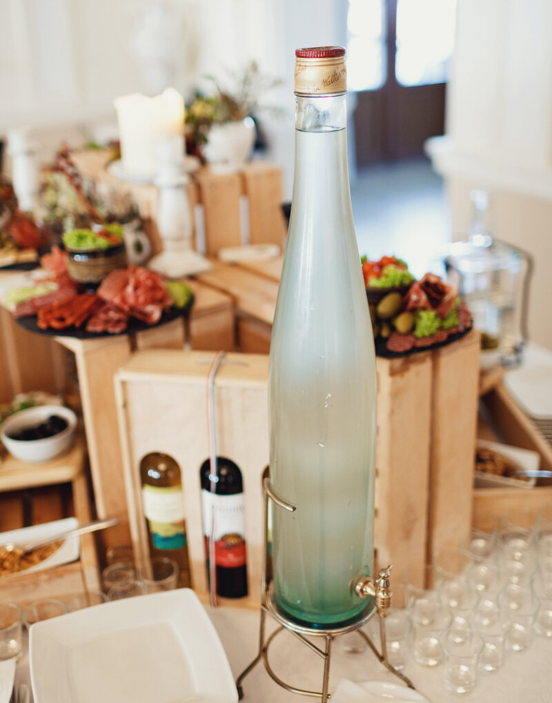 Table de cocktail avec bouteille d'eau design. Décor imaginée pour l'organisation d'événement d'entreprise.