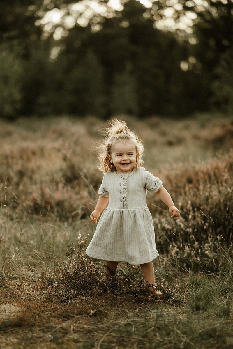 Gezinsfotografie in Nijlen tijdens golden hour – pure, spontane momenten vastgelegd in de heide.