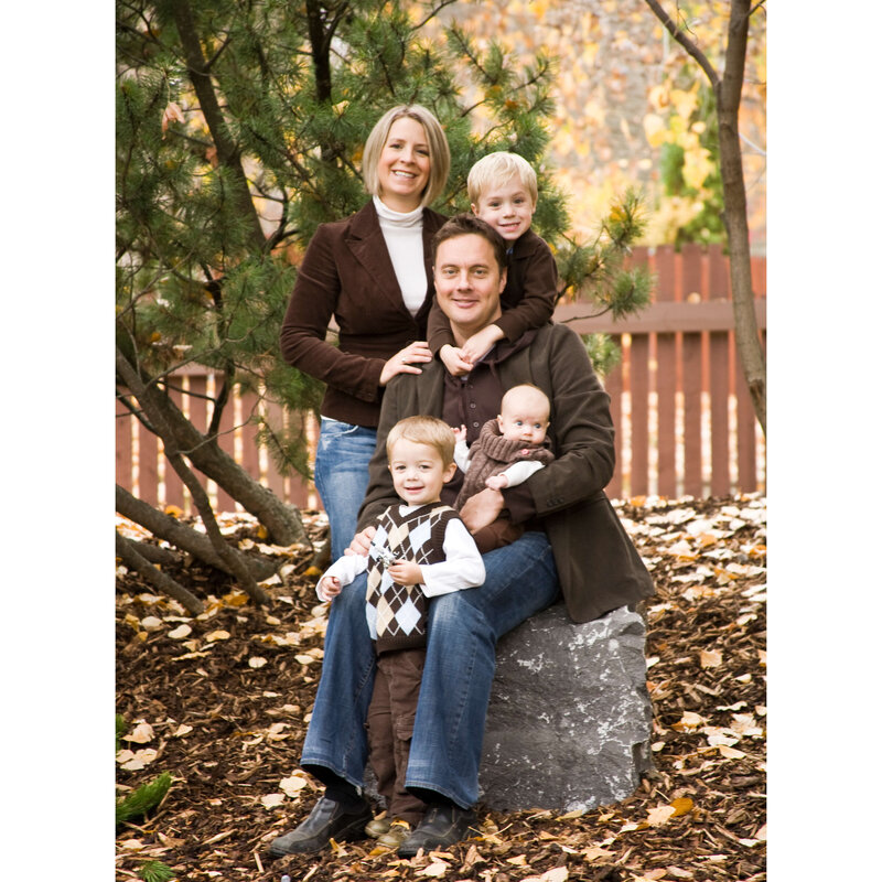 Portrait of family of 5 outdoor dressed in earth tones
