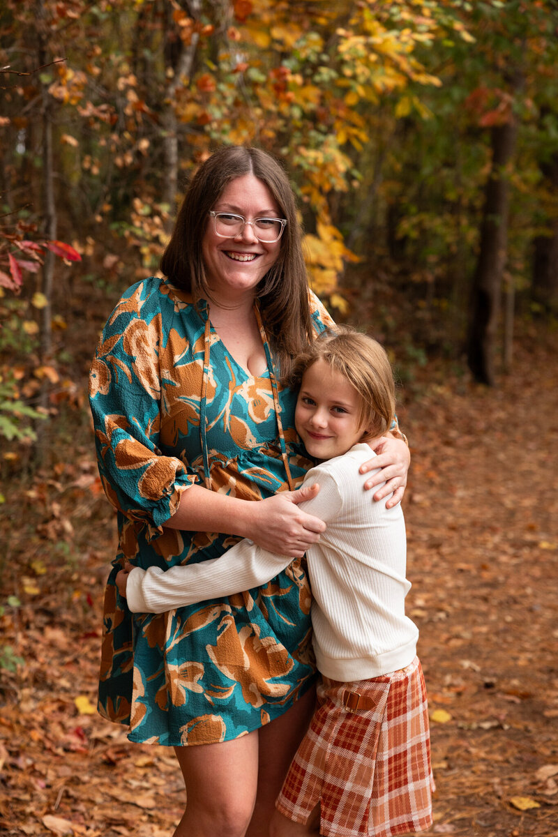 LightCreative_202411_HannahAlex_RaleighFallMiniSession_HistoricYatesMillCountyPark_RaleighFamilyPhotographer_011_blog