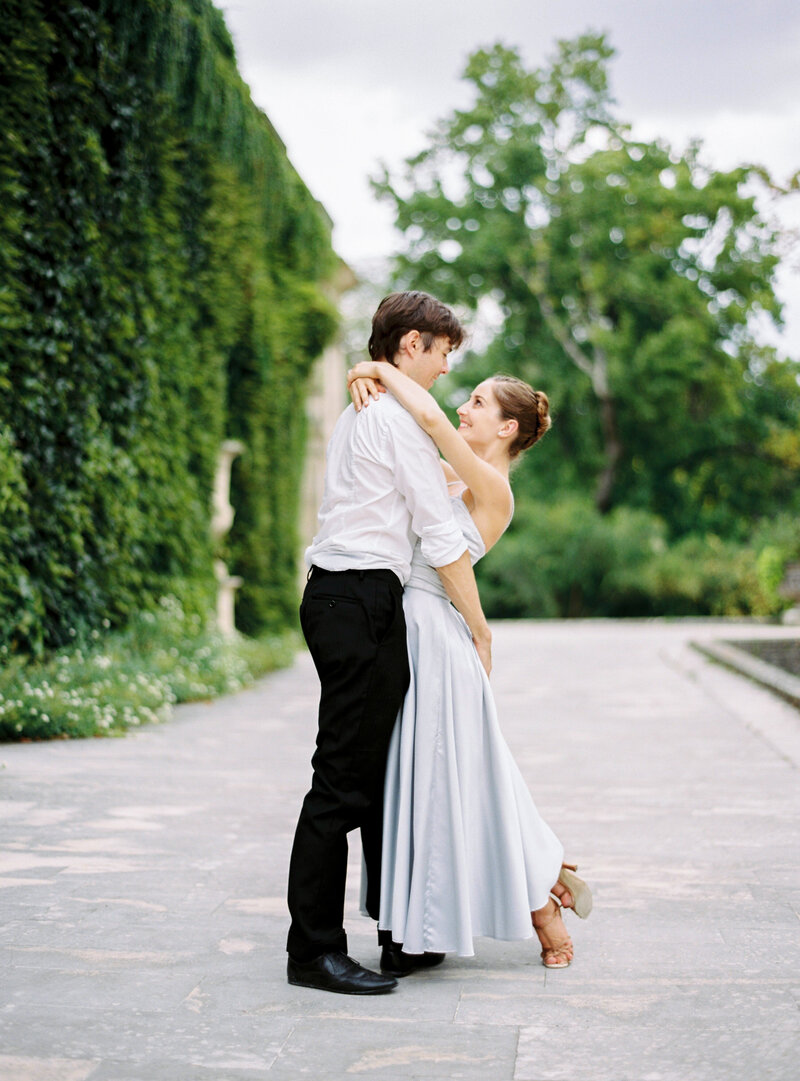 Elegant joyful couple in Bordeaux park full-length portrait on green background