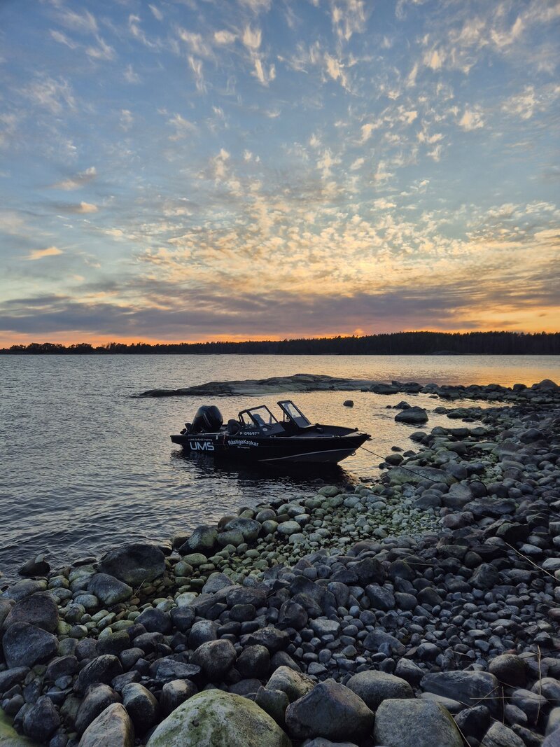 Kallionen merimaisema Inkoossa. Kuvassa Kalastuksessa käytetty UMS 545 DC Fishing -vene