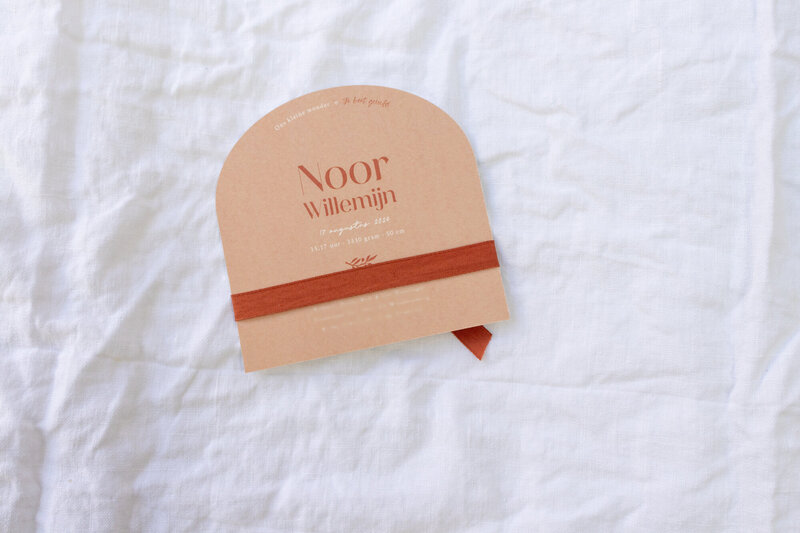 Halfrond-geboortekaartje-Noor-met-letterpress-en-strik-14