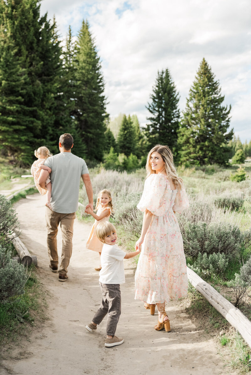 Jackson Hole Wyoming family photographer | Schwabachers Landing