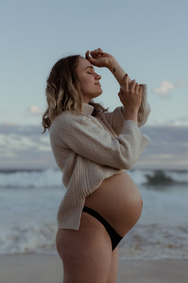 dreamy-sunset-coastal-maternity-photoshoot-bronte-beach-australia-110
