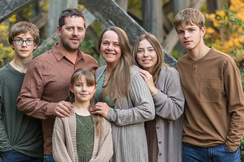 2024 krystal-moore-photography-moose-jaw-family-photos-with-bridge-26
