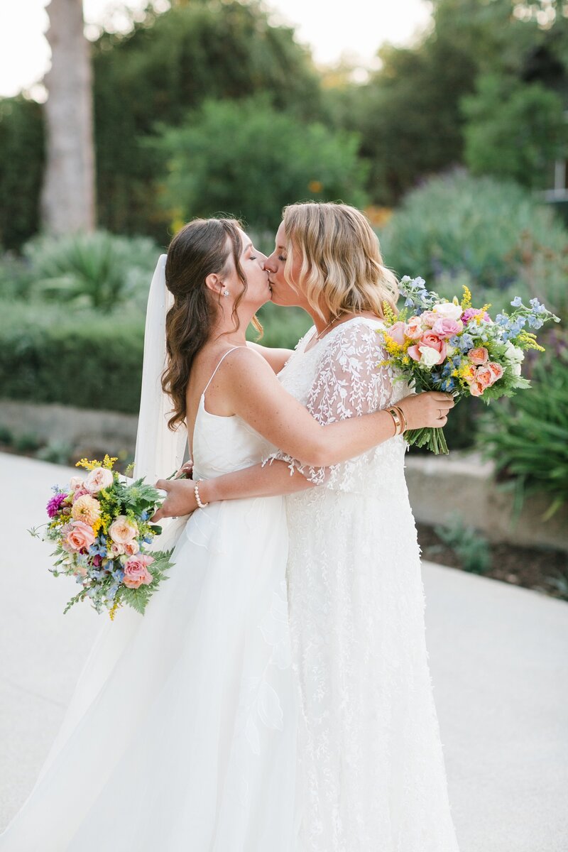 Romantic elopement at a private residence in Ojai. Soft, heartfelt florals by Ojai wedding florist Lilla Bello.