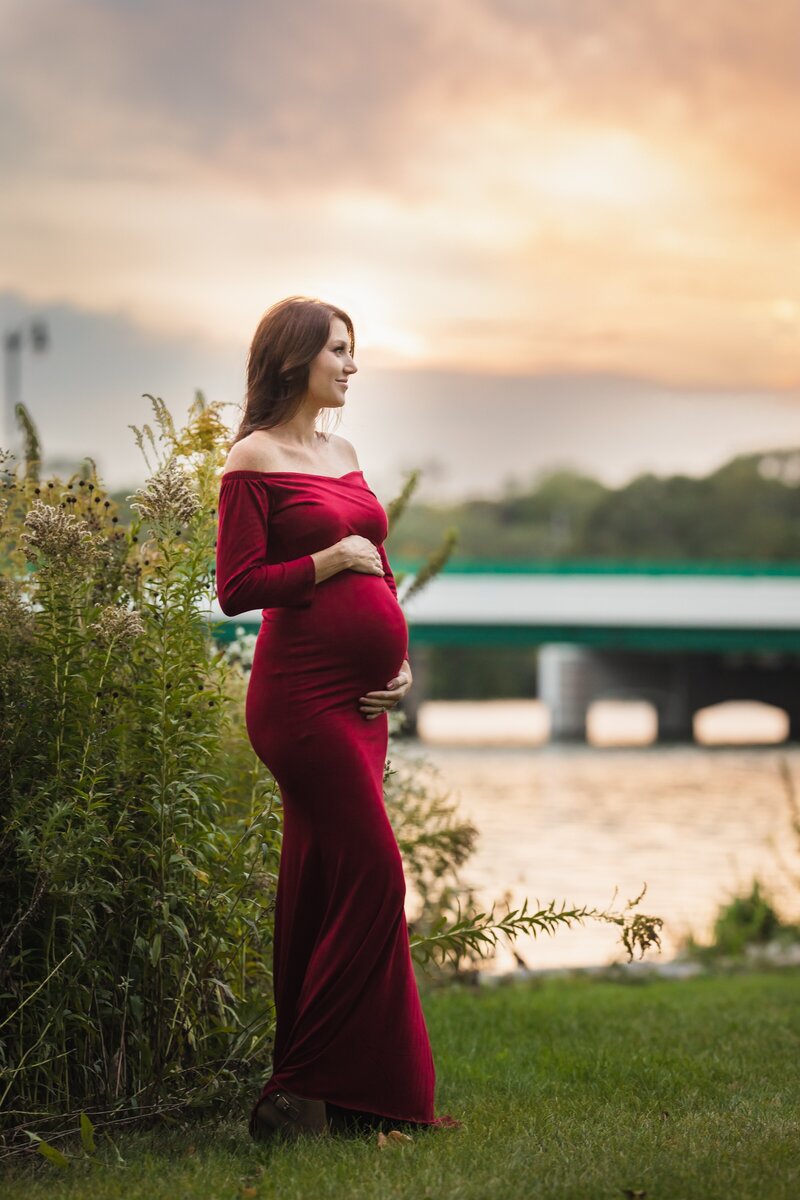 outdoor maternity photo shoot in Janesville, WI
