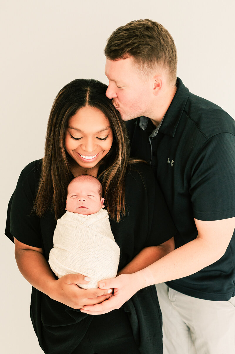 Springfield Mo newborn photographer Jessica Kennedy of The XO Photography pcatures family photo with newborn in photography studio