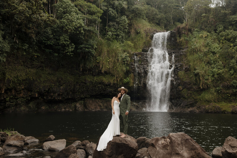 couple session on the coast of oahu