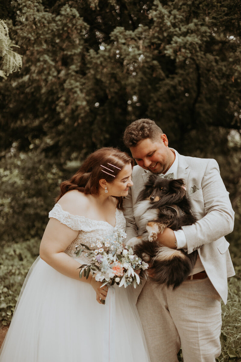 Hochzeitspaar mit Hund an der Villa Krüppel in Grevenbroich
